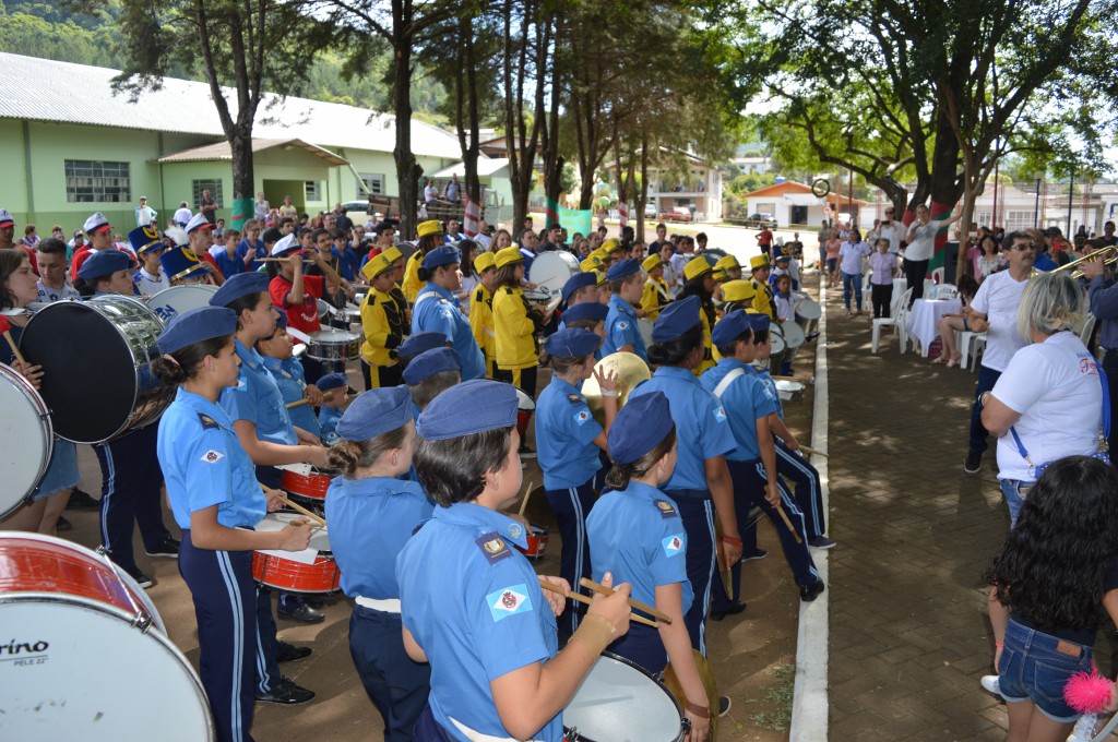 Sete municípios participam de encontro de bandas e fanfarras em Passos Maia1