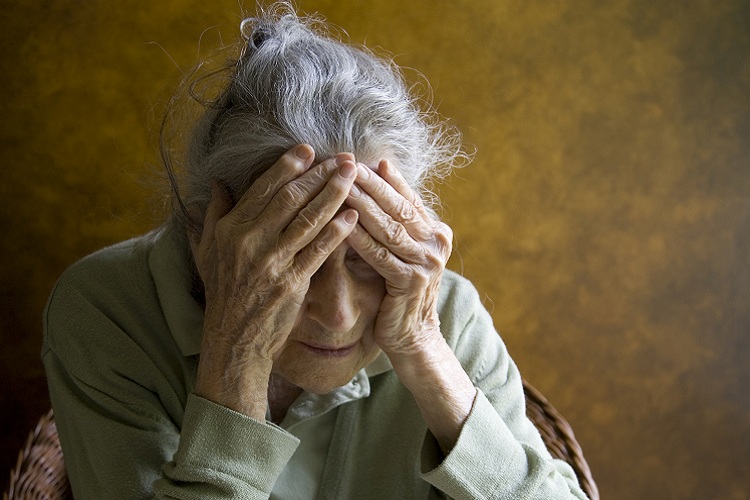 mulher-idosa-pensando-estágio-alzheimer