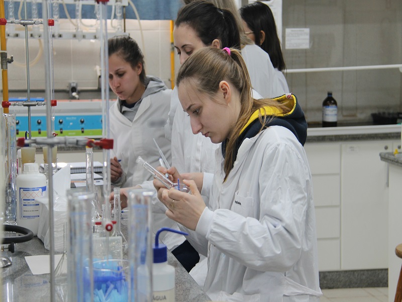Meninas no laboratorio