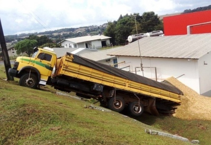 Caminhão desgovernado invade pátio de empresa as margens da PR-562
