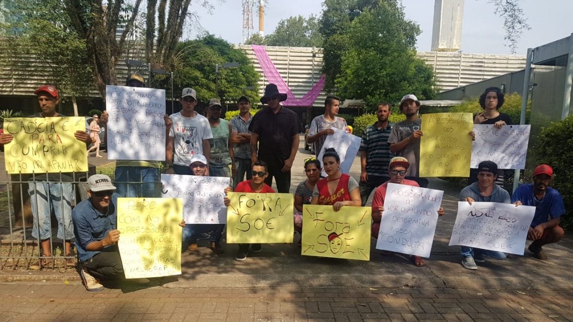 Familiares de detentos fazem protesto em frente ao Fórum de Francisco Beltrão