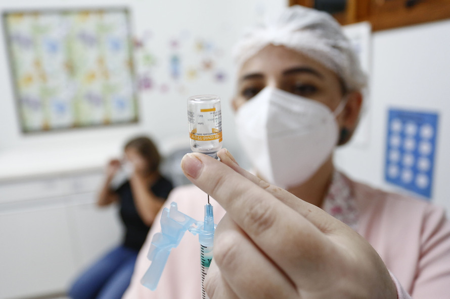 Vacinação contra a Covid-19 atinge 99,9 mil paranaenses