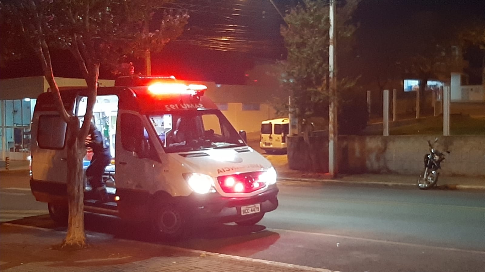 Motociclista fica ferido e condutor foge do local do acidente em Francisco Beltrão