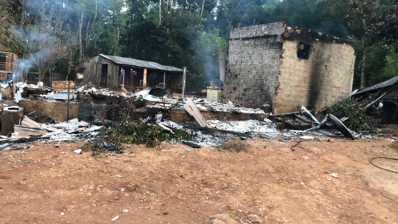 Após incêndio família pede ajuda para reerguer casa