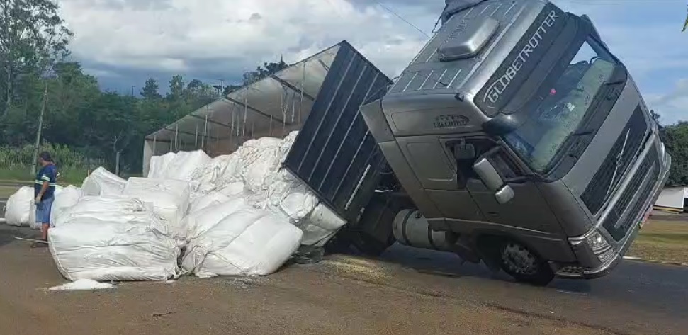 caminhão tombado